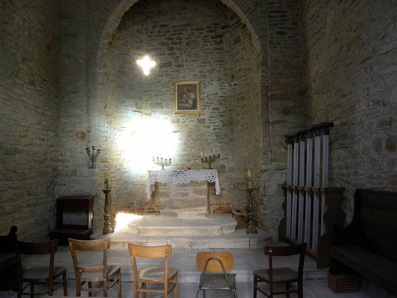 istria2009 242.jpg - Bale - kaplica z duchami na krzesłach
